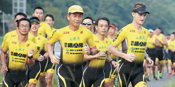 【財信雜誌】康軒老董李萬吉愈戰愈勇 挑戰自我極限 力拚百鐵紀