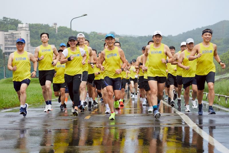 【聯合報】康軒夏日路跑　冠軍月跑量破千公里(李芯／臺北報導)<br /><br /> 今年酷暑難耐，康軒文教集團逆勢而行，在七月十四日到八月十三日舉辦為期一個月的「二○二五康軒＆康橋夏日熱血跑」，透過線上路跑活動，鼓勵員工迎戰高溫，吸引集團逾半數員工參與，台灣、中國大陸及泰國三地的總報名人數達二七○八人。<br /><br /> 康軒集團的線上路跑活動分四個組別，包含三百公里的挑戰組、二一○公里的進階組、一五○公里的體驗組及九十公里的休閒組，並設有最低配速要求，除休閒組為每公里十分鐘外，其餘組別皆為每公里八分鐘，參與者可依個人時間安排分段完成。為鼓勵員工積極參與，達標者可獲得公司提供的獎金，四個組別的獎金分別為五千元、三千元、兩千元及一千元，且若超過六百公里，獎金更高達一萬元。<br /><br /> 康軒董事長李萬吉表示，夏季高溫高濕，人體易感不適，適度運動流汗，有助於提升身心舒暢感，提升賽季表現。活動前兩個月展開安全宣導，包括營養攝取、充足睡眠、水分補充及防曬知識等，並提醒員工如有身體不適應立即停止運動，切勿勉強。<br /><br /> 最終成績出爐，李萬吉本人於卅一天活動期間完成三七二公里路程，男子組冠軍達一一三二公里，第二名也有一千公里；女子組冠軍則完成六三八公里，成績斐然。<br /><br /> 李萬吉表示，康軒推動運動的初衷在於促進員工健康，期盼透過此活動達成個人健康、家庭幸福、企業成長三贏目標。<br /><br /> 全文詳見：https://udn.com/news/story/7266/8940566?from=udn-catelistnews_ch2