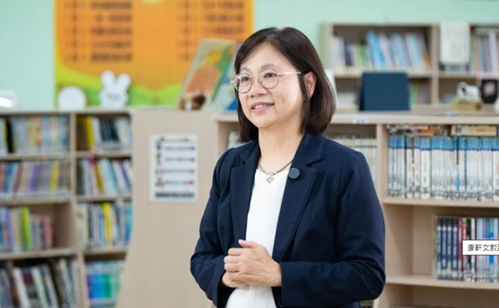 【聯合新聞網】從故事出發！康軒於校園種下永續的種子，讓SDGs透過教育實踐<br /><br /> 「森林發生大火，無尾熊跑不快，該怎麼辦？」、「小企鵝的毛突然掉光了，沒辦法抵擋寒冷天氣，動物保育員如何幫助牠呢？」、「地球上有人沒錢看醫生，有人沒辦法讀書，想要讓世界變得更好，需要誰來努力？」翻開一本故事書，踏進一個充滿希望的世界！這是康軒為國小學童推出的校園說故事活動，在專業老師生動活潑的帶領下，孩子們拓展思維的邊界，不知不覺就把永續的種子植入心裡，漸漸萌芽。<br /><br /> 永續原生世代來臨，『教育』是實踐永續發展目標的關鍵。然而，永續是什麼？永續怎麼教？大多學校老師在教學現場都面臨類似的困境。作為教科書領導品牌，康軒已在永續教育深耕多年，成立康軒SDGs網站，製作影片動畫讓學生快速理解聯合國永續發展目標SDGs的意義，並規劃了SDGs課程地圖、相關繪本與桌遊，提供豐富的教學資源，讓老師可以在課堂上自然而然地融入永續DNA。<br /><br /> 2021年起，康軒更邀請專業說故事老師巡迴校園，展開永續故事之旅，藉由「故事」的力量傳遞永續理念，引導孩子學會觀察生活中的細節，進而主動關注環境和地球的未來。截至今年6月底，康軒已舉辦近80多場說故事活動，影響超過1萬5千名學童。<br /><br /> 說故事直擊孩子的反應，永續人人做得到！<br /><br /> 專業說故事老師、童書作家暨親子共讀講師 陳櫻慧表示，SDGs看似艱深，其實與生活息息相關，繪本是很生活化的媒介，藉由故事、圖像元素以及小朋友熟悉的動物，可以在短時間內引發孩子們思考討論，點燃永續意識。<br /><br /> 陳櫻慧認為康軒校園說故事活動最珍貴的意義，就是可以第一線直擊孩子們的反應，「看到孩子專注的眼神，以及提問時的踴躍回答，我知道孩子們已經掌握到一個重要關鍵──就是『永續這件事跟我有關！』」<br /><br /> 翻轉教科書思維，向真實世界取經<br /><br /> 「SDGs的精神是：向真實世界學習，為真實世界行動。不同年齡層需要用不同的方式切入。」台北市西園國小張嘉玲老師指出，儘管學校非常重視永續教育，但小學生的課表中沒有一堂課叫做「永續課」，每個年齡層對永續的理解力也不同，如何將永續議題與教材連結？如何在課堂中引導？需要老師多方搜尋資料與深度學習。康軒針對低中高年級的學生設計不同的教材和故事繪本，把永續概念融入，內容可深可淺，不只讓孩子覺得有趣，同時也引導他們在生活中解決問題。<br /><br /> 從故事開始，讓永續走入日常<br /><br /> 康軒文教副總經理李良娉分享，「永續教育是一個長遠的事業，校園說故事只是一個起點，以較輕鬆的方式觸動孩子與老師的心，讓永續從覺察開始，在心中扎根。」<br /><br /> 在打造優質教育的同時，康軒也身體力行落實永續精神，成立「永續發展委員會」，從各事業處規劃各項永續行動，同時積極將永續理念由內部推展至外部，攜手合作廠商，一起回收教科書進行再製、以減少碳排放。內部號召同仁與合作夥伴參與淨灘、倡議「Earth Hour地球一小時」關燈行動與「減碳存摺」活動，鼓勵夥伴多多搭乘綠色運具，「我們從教育做起，到企業全力推動，並帶動個人都能為永續行動起來，康軒致力讓永續成為日常的一部分，不只是口號，更是一種生活態度。」<br /><br /> 展望未來，康軒計畫培訓更多「永續大使」，與專業說故事老師攜手走進各地校園，將永續種子撒向更廣更遠的地方。藉由一場場說故事活動，從點到面串連成改變世界的力量，為下一代打開永續教育的大門 ，這正是康軒始終堅持的初心──許孩子一個美麗的未來。<br /><br /> 全文詳見：https://udn.com/news/story/6885/8955491