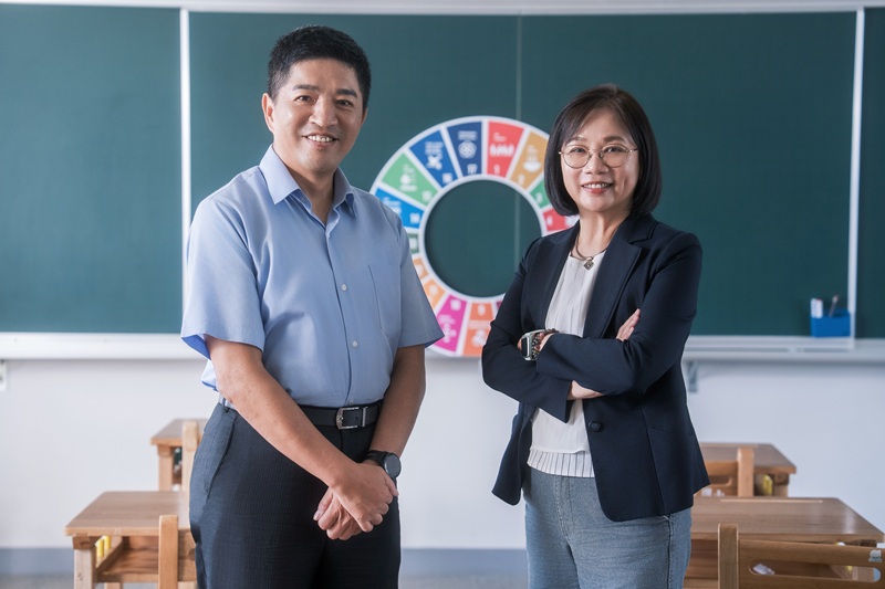 【商業周刊】以故事種下永續的種子 康軒業務走進校園傳遞永續力量<br /><br />當翱翔於紅豆田上的老鷹飛進校園、在蔚藍海域悠游的海龜潛入教室，牠們的生存危機正在喚醒下一代的守護意識；而在傳遞希望的敘事裡，康軒的永續大使將聯合國永續發展目標（SDGs）說進孩子心中，這是行動的使命，也是最動人的成就。 <br /><br /> 康軒文教集團的永續大使，由第一線提供校園教育服務的業務主動承擔，他們以說故事的方式，將SDGs的概念轉化為一場場有趣的冒險，帶領孩子深入田野、森林或海洋探索生態危機，並看見行動能帶來什麼改變。 <br /><br /> 這項深入校園推廣永續教育的計畫，是康軒回應全球永續趨勢的具體行動，也是企業責無旁貸的社會責任。康軒文教總經理黃輝鐘表示，當全世界都在關注永續議題時，康軒也積極思考如何以教育專業進行深度推廣，為孩子創造一個對地球友善的行動路徑。 <br /><br /> 聯合國教科文組織提到，教育是實踐永續發展目標的關鍵途徑。康軒文教副總經理李良娉指出，康軒推動永續發展的核心精神，便是透過教育為永續議題傾注長期發展的動能。為避免計畫淪為口號，康軒透過內部組織整合、教材研發與聚焦、永續大使培訓及企業跨界合作等多元面向，深化校園永續教育的前瞻性和可行性。 <br /><br /> 永續教育的影響力，成就美好的未來 <br /><br /> 對內，公司成立永續發展委員會，一方面協助客戶與供應鏈廠商落實永續議題，一方面也將永續目標納入部門KPI，並定期檢視執行狀況。對外，現行108課綱雖未納入SDGs指標，但康軒主動將永續議題融入教學設計中，並建立「永續教育 成就未來」的康軒SDGs網站，提供相關資源供教師運用。 <br /><br /> 除了從外圍將永續概念帶入課程，讓教師有更多機會在課堂上與學生互動之外，康軒更徵求業務擔任永續大使，透過一場場精彩的說故事活動，讓SDGs更容易觸動學生的理解並能轉化為展開行動的動力。黃輝鐘指出，業務身處教育服務的第一線，與校方有良好的互動和信任關係，若能結合既有服務進入校園推廣永續教育，會比單純提供教材更容易讓孩子產生感動與共鳴。 <br /><br /> 而選擇讓永續大使說故事，是因為這是最容易親近孩子的方式。康軒以優越的教材轉譯能力，將生硬的永續議題轉化為引人入勝的故事，也讓SDGs的概念與孩子的日常有更多連結。康軒相信唯有當孩子對議題有所覺察與感觸，隨後引發行動或心態轉變，永續教育才算真正發揮影響力。 <br /><br /> 階梯式引導帶領孩子實踐公民責任 <br /><br /> 但要把故事說得扣人心弦並不容易。為了幫助業務可以勝任這份志業，康軒邀請專業講師進行系統化培訓，內容包含理解故事本質、運用肢體活動引導孩子進入故事想像，以及Q＆A提問技巧等，藉此引發孩子延伸思考與探究議題的無限可能。 <br /><br /> 完成培訓後，業務還要實際上台演練，並通過講師審核、獲頒結業證書後，才能成為進入校園說故事的永續大使。黃輝鐘表示，這套培訓提升業務溝通表達的能力，使其展現出有別於傳統教育服務的價值，進而拉近與師生間的距離。業務也在為孩子建立永續價值觀的過程中獲得滿滿成就感，因此更願意將推廣永續教育視為使命。 <br /><br /> 根據新北市淡海國小校長蘇穎群的觀察，康軒為校園所設計的永續教育，具備引導式、階梯式的教學架構，能帶領孩子一步步探究地球上正在發生的環境事件，引領他們覺察生活中的各種異象，並深入探討背後的成因。
全文詳見：https://www.businessweekly.com.tw/careers/indep/1006972
